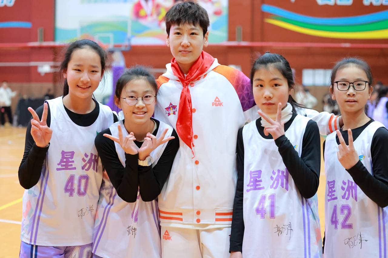 包含青少年篮球联赛：校园明星球员火力全开夺冠的词条